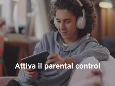 ragazzo che ascolta la musica nello spot della campagna sul parental control progettata dal Dipartimento per le politiche della famiglia e realizzata in collaborazione con il Dipartimento per l’informazione e l’editoria