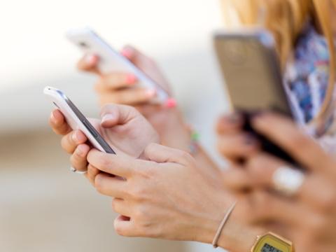 ragazze che usano il cellulare