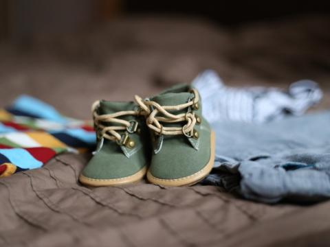 immagine di scarpine da neonato per evocare il tema della Shaken Baby Syndrome, a cui è dedicata la ricerca frutto della collaborazione tra la Fondazione Terre des Hommes Italia e la Rete ospedaliera per la prevenzione del maltrattamento all’infanzia che verrà presentata il 21 settembre 2023 a Roma 