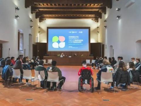 ragazze e ragazzi della Consulta durante l'incontro nel Salone Brunelleschi dell'Istituto degli Innocenti