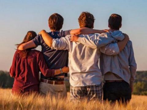 ragazzi che si abbracciano