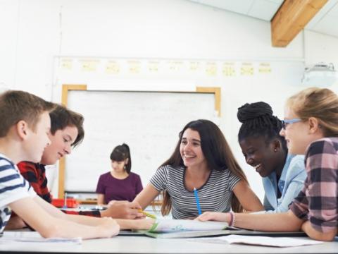 adolescenti che si confrontano in classe per evocare il tema della salute mentale e del benessere psicosociale degli adolescenti a cui sono dedicati il corso Supporto integrato all’adolescenza e alla transizione all’età adulta e il Kit di Espressione e Innovazione per Adolescenti