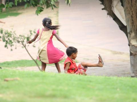 immagine di due bambini in un giardino per evocare il tema al centro dei dati dell’Osservatorio #Conibambini sugli under 18 senza casa in Italia