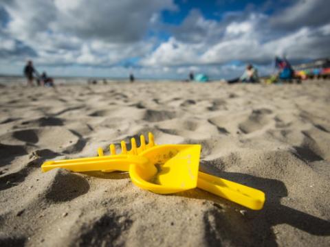 paletta e rastrello sulla spiaggia