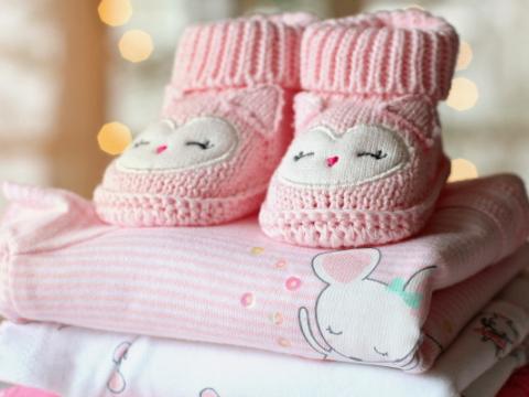 scarpine rosa da neonato per evocare il concetto di natalità