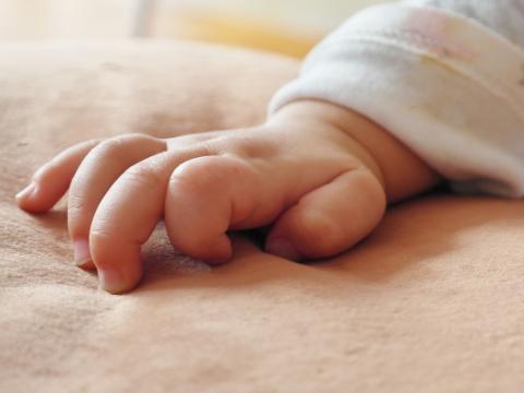 immagine della mano di un bambino piccolo per evocare il tema della natalità sul quale si sofferma il report Istat Indicatori demografici. Anno 2022
