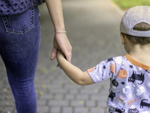 madre che cammina insieme al proprio figlio