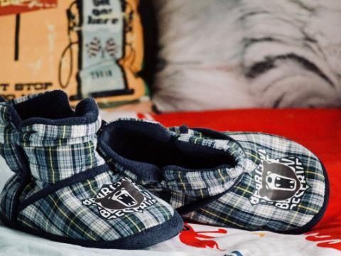 immagine di pantofole per bambini per evocare il tema della povertà energetica