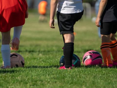 bambini che giocano a calcio