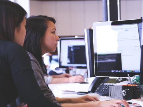 ragazze che lavorano al computer per evocare il tema Uno sguardo al futuro: l’intelligenza artificiale, al centro di Didacta Italia – Edizione Siciliana