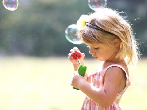 immagine di bambina per evocare il tema dei diritti dei minorenni al centro dell'iniziativa Unicef Diritti in Comune