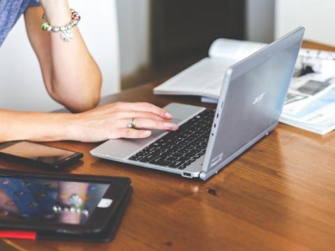 ragazza che lavora al computer per evocare il tema dell'intelligenza artificiale e il futuro dell'educazione a cui è dedicato il documento Unesco Generative AI and the future of education