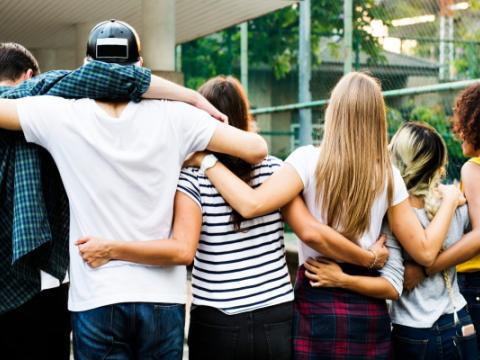 ragazze e ragazzi che si abbracciano