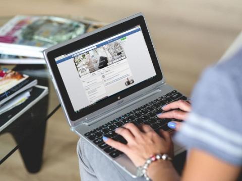 immagine di ragazza davanti al computer per evocare il tema dell'innovazione didattica, al centro della Fiera Didacta