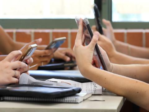 ragazzi che usano il cellulare