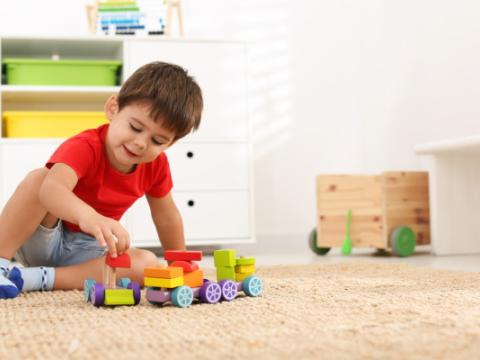 bambino che gioca con un trenino