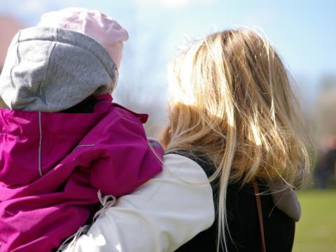 immagine di una madre con la figlia per evocare il tema della Giornata mondiale della consapevolezza dell’autismo