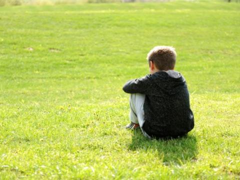 immagine di bambino solo di spalle per evocare il tema della Giornata internazionale dei bambini scomparsi
