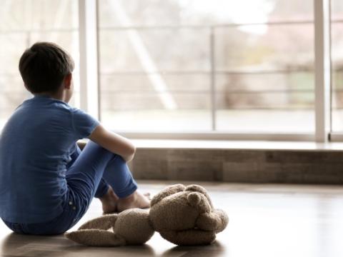 immagine di bambino solo fotografato di spalle per evocare il tema della Giornata nazionale contro la pedofilia e la pedopornografia