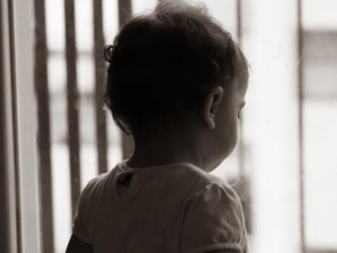 bambina davanti alla finestra