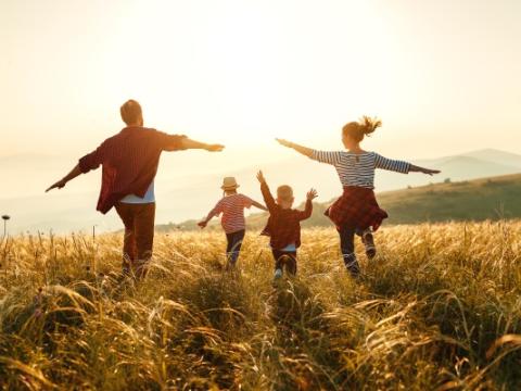 immagine di famiglia con bambini per evocare il tema della Giornata internazionale delle famiglie
