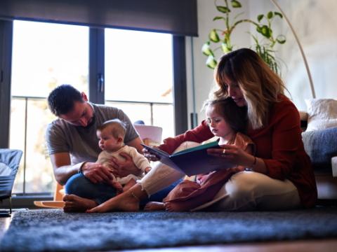 genitori che leggono libri ai figli