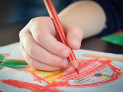 immagine di un bambino che disegna per evocare il tema della creatività al centro della Giornata mondiale dell’arte, della Giornata mondiale della creatività e dell’innovazione e della Giornata mondiale del disegno