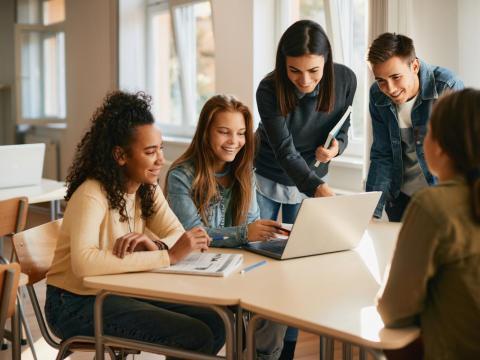 ragazzi che partecipano a un laboratorio