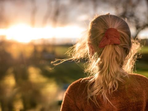 immagine di bambina che guarda la natura circostante per evocare il tema dell'incontro: I nuovi principi costituzionali per la tutela dell’ambiente nell’interesse delle future generazioni: conseguenze giuridiche, politiche ed economiche 