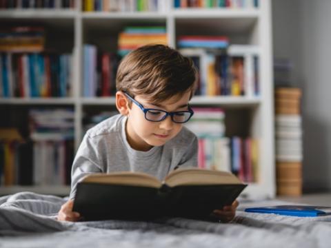 bambino che legge un libro