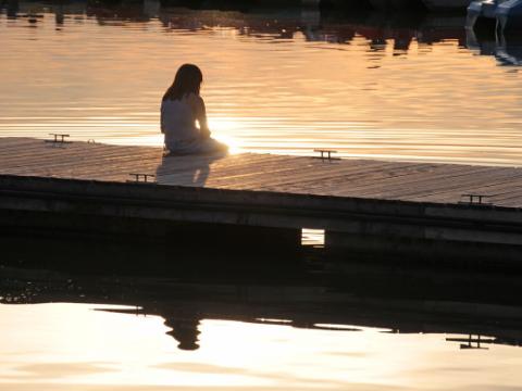 immagine di ragazza sola per evocare il tema delle procedure di identificazione e accertamento dell’età dei minori stranieri non accompagnati a cui è dedicata la mappatura delineata nel report di Save the Children