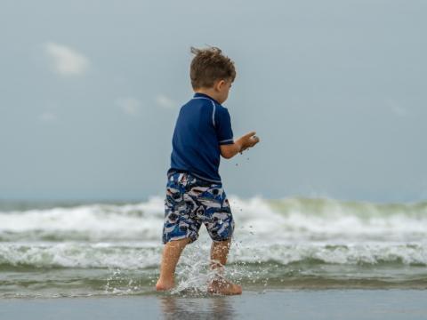 bambino da solo in spiaggia