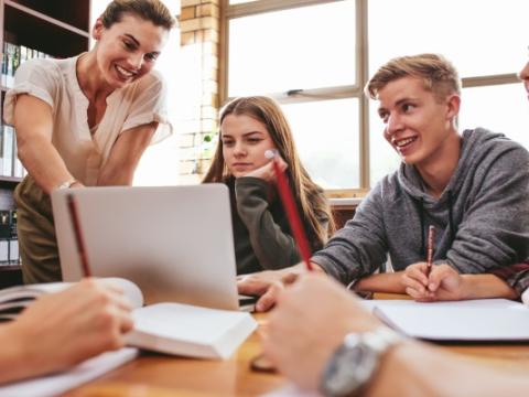 ragazzi a confronto in classe