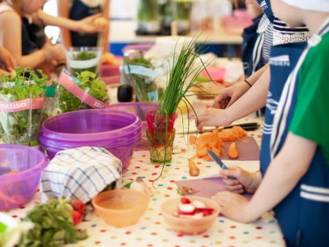 studenti a lezione di cucina per evocare il tema dell'educazione alla salute al centro del progetto Airc nelle scuole