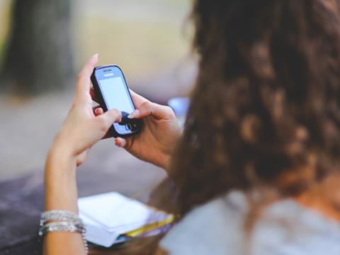 ragazza che usa il cellulare