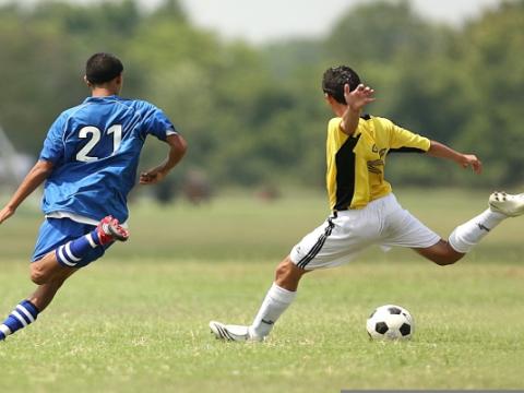 ragazzi che giocano a calcio