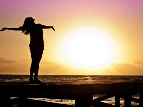 immagine di ragazza che evoca la lotta contro la povertà educativa femminile