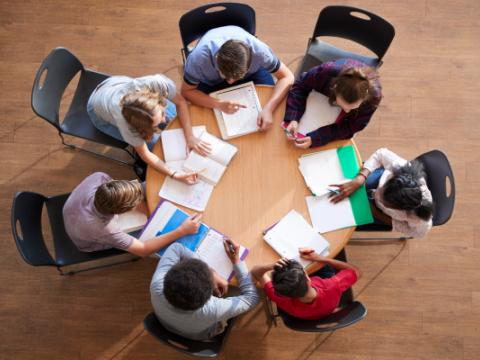 bambini intorno a un tavolo durante un laboratorio formativo