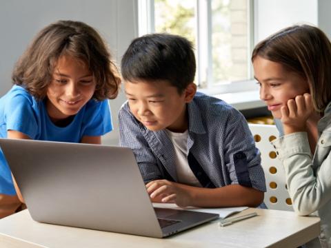 studenti davanti al computer