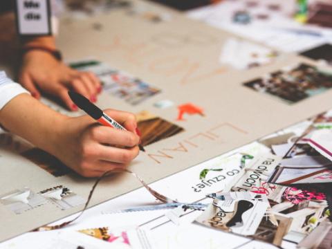 immagine di ragazza che scrive per evocare i temi del protagonismo e della cittadinanza attiva degli adolescenti al centro del progetto del Comune di Milano e dell’impresa sociale Con i Bambini  