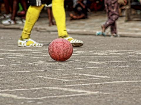 ragazzi africani che giocano 