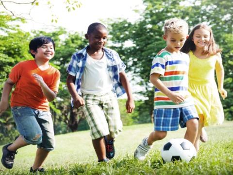 immagine di ragazzi che giocano a calcio per evocare il tema dello sport come strumento di inclusione al centro del progetto Sport e Integrazione