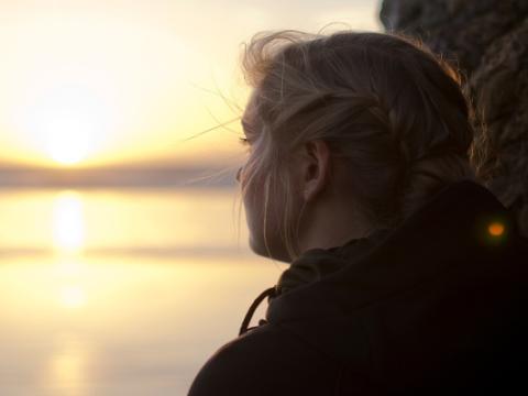 immagine di ragazza sola per evocare il tema della salute mentale al centro del progetto #With you – La psicologia con te realizzato dall’Unicef Italia e dalla Fondazione Policlinico Universitario Agostino Gemelli Irccs
