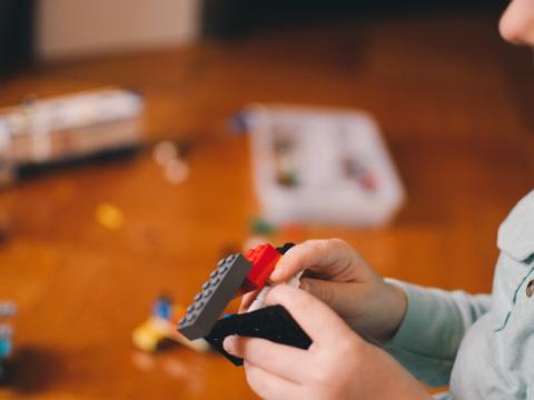 immagine di un bambino che gioca per evocare i temi dei diritti dei minorenni e della comunicazione corretta dell’infanzia e dell’adolescenza al centro del protocollo d'intesa siglato dall’Unicef e dalla Federazione nazionale stampa italiana 