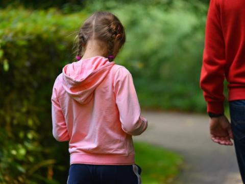 immagine di un padre con la figlia per evocare il tema della prevenzione dell’allontanamento dei minorenni dalla famiglia di origine al centro del Programma di intervento per la prevenzione dell’istituzionalizzazione (P.I.P.P.I.) a cui è dedicata la sintesi del Rapporto di valutazione 2020-2022 del Programma, pubblicata nel numero 55 dei Quaderni della ricerca sociale