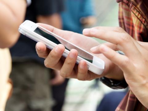 ragazzo che usa il cellulare