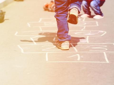 immagine di bambini che giocano per evocare il tema della promozione di diritti e di opportunità per l’infanzia e l’adolescenza al centro del rapporto Roma Capitale e la legge 285/97, una legge in movimento per una città che cambia