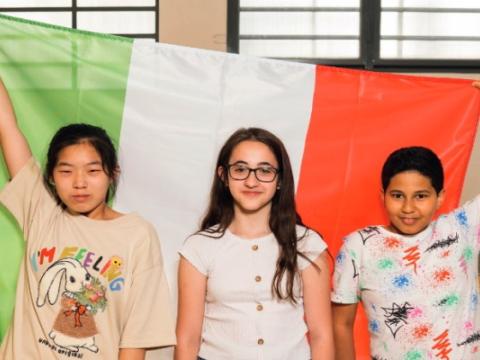 cover del rapporto di Save the Children Il mondo in una classe. Un’indagine sul pluralismo culturale nelle scuole italiane