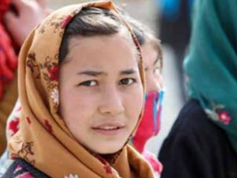 immagine di volto di ragazza riportato nella copertina del rapporto Is an End to Child Marriage within Reach? Latest trends and future prospects 2023 update 