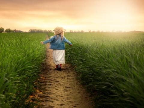 immagine di bambina che cammina da sola per evocare il tema al centro della Relazione al Parlamento sull’attività di coordinamento di cui all’art. 17, comma 1, della legge 3 agosto 1998, n. 269. Norme contro lo sfruttamento della prostituzione, della pornografia, del turismo sessuale in danno di minori, quali nuove forme di schiavitù, relativa all’anno 2021